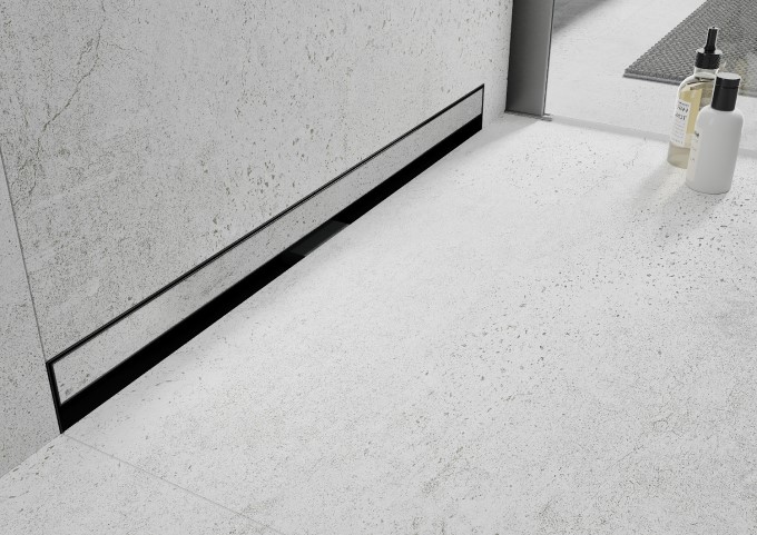 γραμμική αποχέτευση σε γκρι μπάνιο