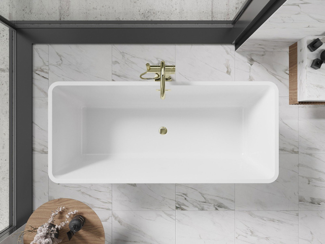 Λευκά πλακάκια στην εσωτερική διαμόρφωση μπάνιου