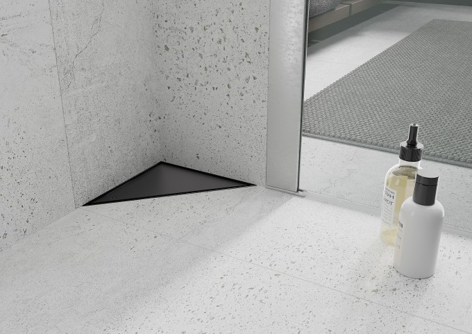 Μαύρη αποστράγγιση δαπέδου σε γκρι μπάνιο