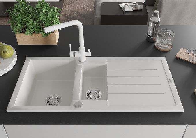 Λευκές κουζινικές μπαταρίες με εξαγώμενη βρύση