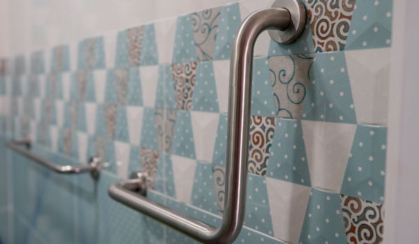 Πού είναι καλύτερο να εγκαταστήσετε τα επιτοίχια κιγκλιδώματα;