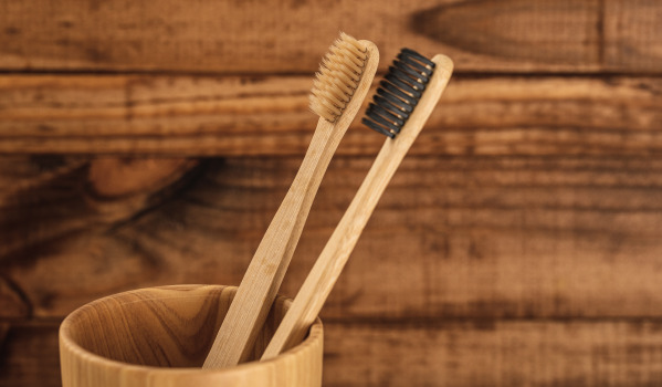 Μοντέρνο μπάνιο - κομψά αξεσουάρ για το βούρτσισμα των δοντιών