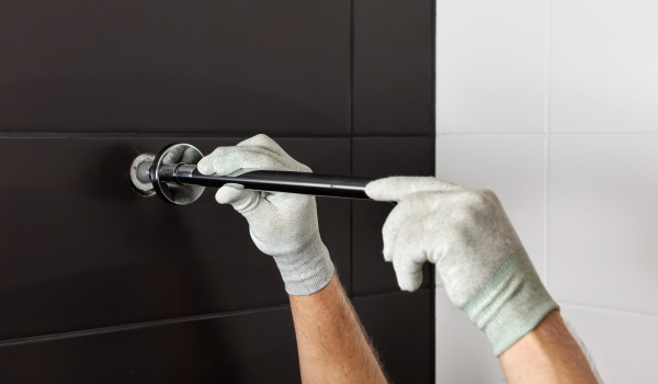 Πώς να τοποθετήσετε κρεμάστρες και ράφια για πετσέτες;