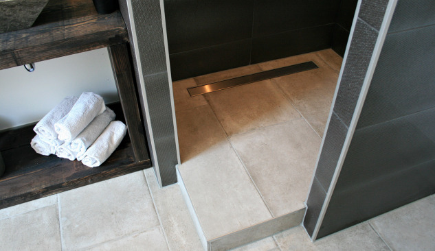 Πλεονεκτήματα και μειονεκτήματα του ντους χωρίς ντουζίερα - δηλαδή γραμμική αποχέτευση