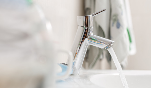 Ζέστη-κρύο, δηλαδή μπαταρίες νιπτήρα με θερμοστάτη