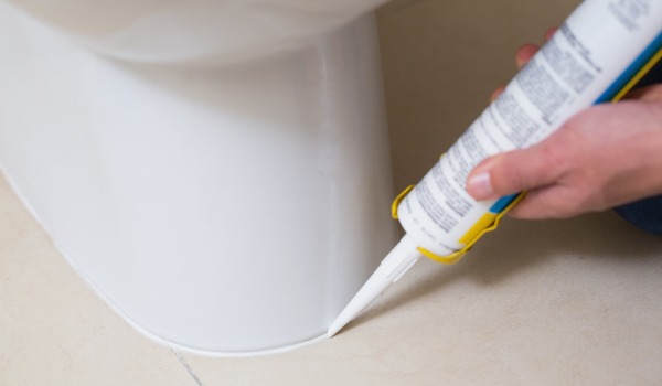 Πόσο στεγνώνει η σιλικόνη στο μπάνιο;