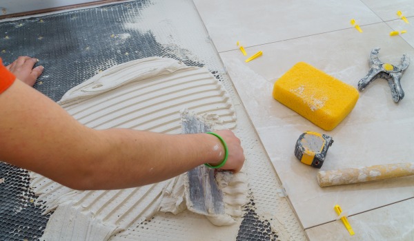 Ποια κόλλα για πλακάκια να επιλέξω;