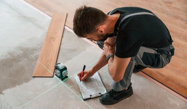 Πώς να προετοιμάσετε ένα δάπεδο για τοποθέτηση πάνελ;