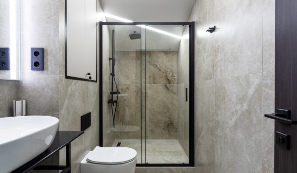 Ντους χωρίς ντουζιέρα: ποια είναι τα πλεονεκτήματα και τα μειονεκτήματά του;