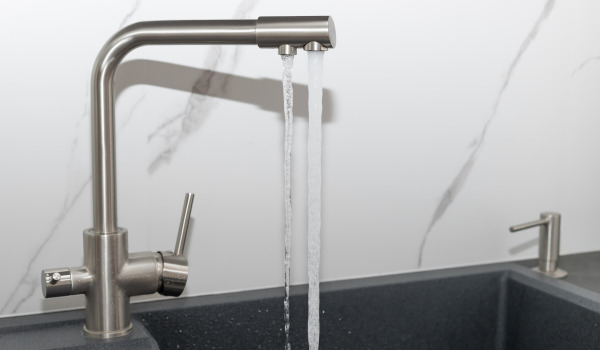 Πώς να προσαρμόσετε τον διανεμητή στο νεροχύτη;