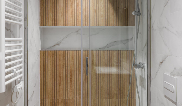 Εντοιχισμένο σύστημα ντουζιέρας σε μικρό μπάνιο