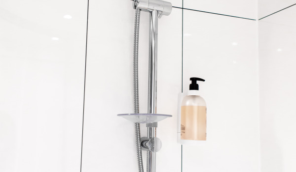 Στυλάτες κολόνες ντους στο μπάνιο