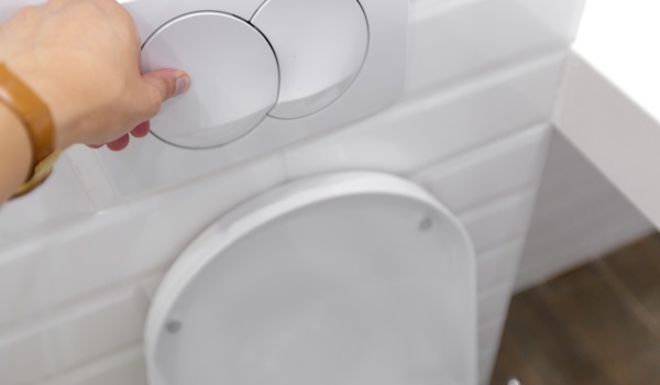 Τρέχει νερό από το εντοιχισμένο καζανάκι - ώρα για επισκευή