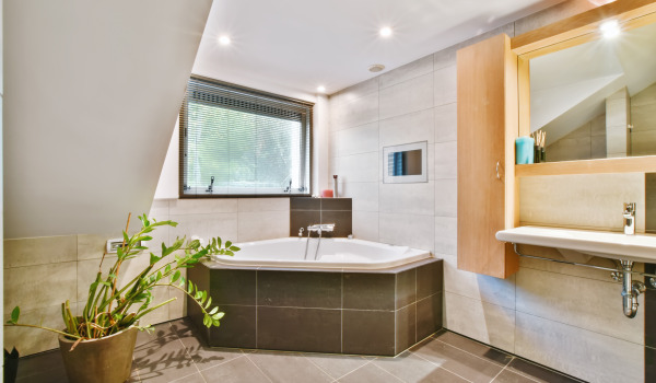 Στιλάτο μπάνιο με γωνιακή μπανιέρα