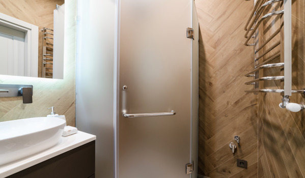 Τετράγωνη ντουζιέρα σε μικρό μπάνιο