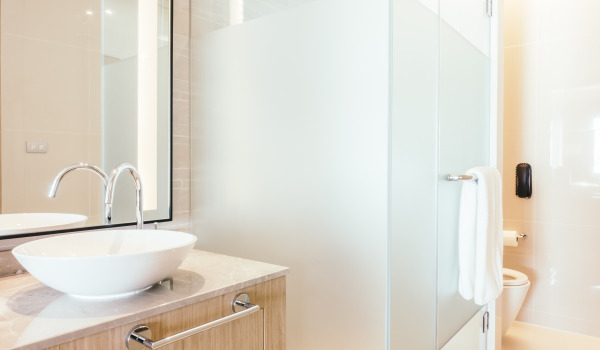 Τι να χρησιμοποιήσετε αντί για πλακάκια στο ντους;