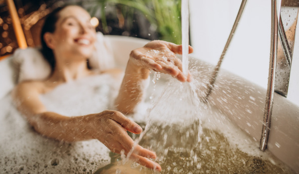 Μικρό μπάνιο με μπανιέρα - πώς να το σχεδιάσετε;