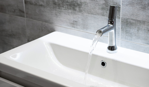 Με τι να καθαρίσετε τις μπαταρίες του μπάνιου;