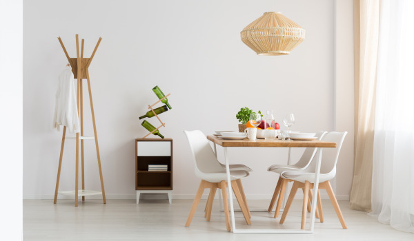 Πώς να προστατεύσετε τον τοίχο στην τραπεζαρία; Ιδέες για την επένδυση τοίχου πάνω από το τραπέζι στην κουζίνα