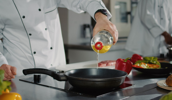 Πού να ρίξετε το λάδι από το τηγάνι - μπορείτε να το ρίξετε στον νιπτήρα;