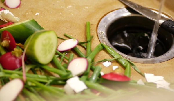 Λεμονοστήφτης χωνεύματος νιπτήρα: πώς λειτουργεί ο θραύστης αποβλήτων κάτω από τον νεροχύτη; Αξίζει;