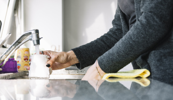 Καθρέφτης στην κουζίνα αντί για πλακάκια και καθρέπτες ανάμεσα στα ντουλάπια: πλεονεκτήματα και μειονεκτήματα - αξίζει;
