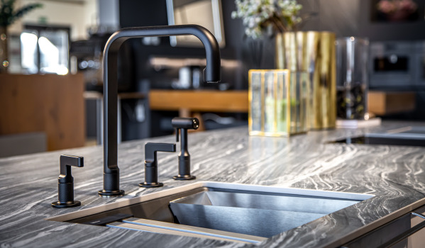 Μαύρη μπαταρία στην κουζίνα. Είναι καλή ιδέα;