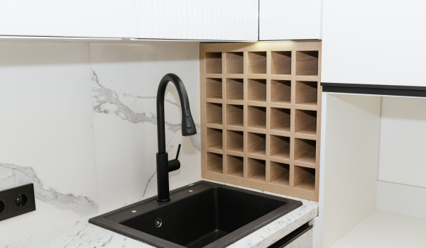 Ποιος νεροχύτης ταιριάζει σε ντουλάπι 60 εκ. και 80 εκ.; Πότε δεν θα ταιριάζει;