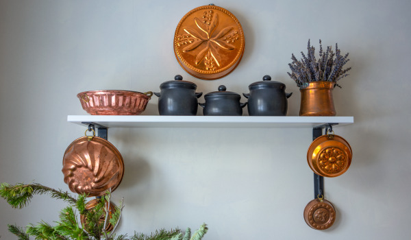 Ποια διακόσμηση άδειου τοίχου στην κουζίνα θα βελτιώσει την εμφάνισή της;