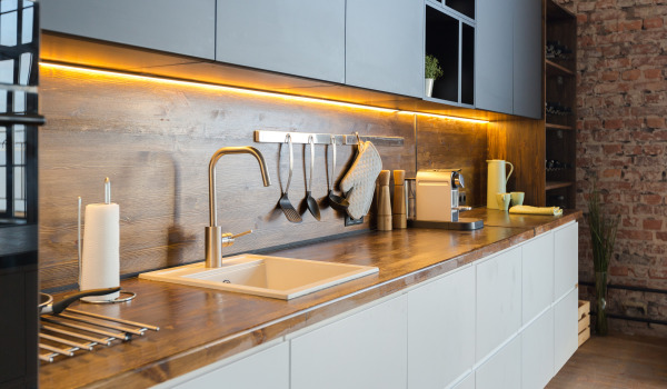 Τι ανάμεσα στα ντουλάπια στην κουζίνα - ανανεώστε την γρήγορα και οικονομικά μαζί μας!