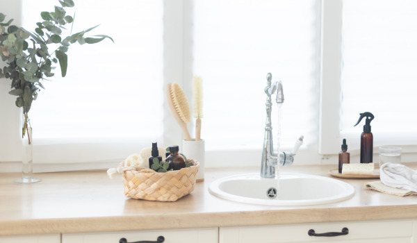 Νεροχύτης κάτω από το παράθυρο στην κουζίνα - ναι ή όχι;