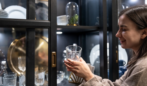 Βιτρίνα - μη προφανές έπιπλο για την κουζίνα