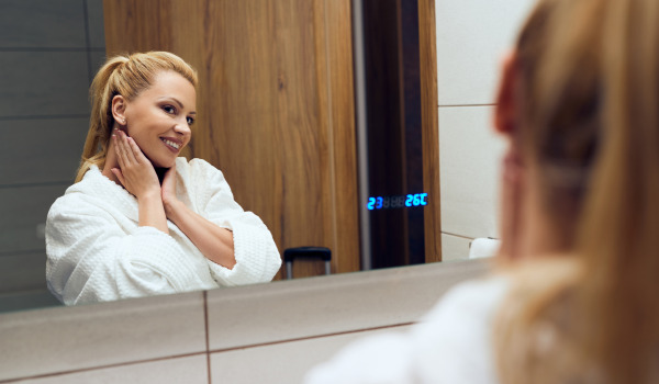 Πώς να τελειώσετε έναν καθρέφτη που έχει κολληθεί;