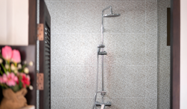 Πώς να αφαιρέσετε τα άλατα από το ντους;