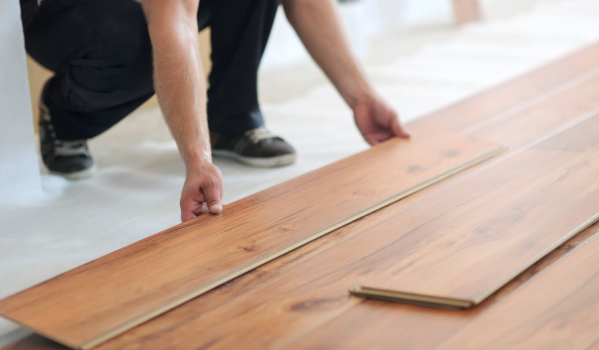 Πώς να ισιώσετε το πάτωμα για τα πάνελ χωρίς στρώση;