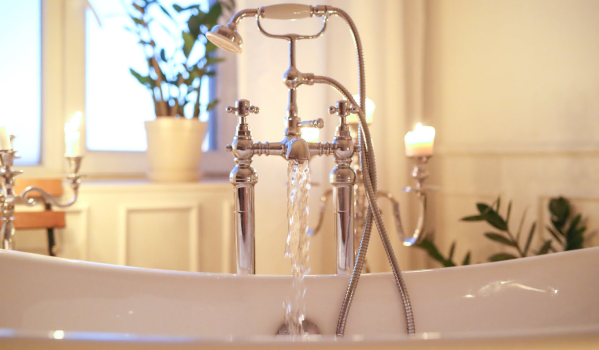 Πώς να μετρήσετε την απόσταση μπαταρίας μπανιέρας;