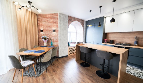 Ποια πάνελ δαπέδου να επιλέξετε για την κουζίνα; Αξίζει τον κόπο;