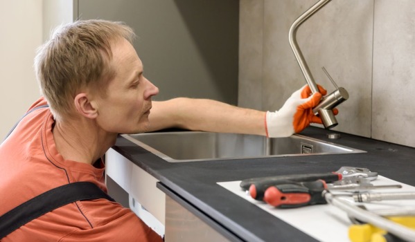 Πώς να ξεβουλώσετε τον νεροχύτη της κουζίνας; Σπιτικοί τρόποι για να τον ξεφράξετε