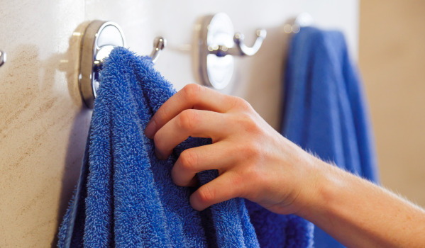 Πού είναι καλύτερο να κολλήσετε άγκιστρα χωρίς επεμβάσεις;