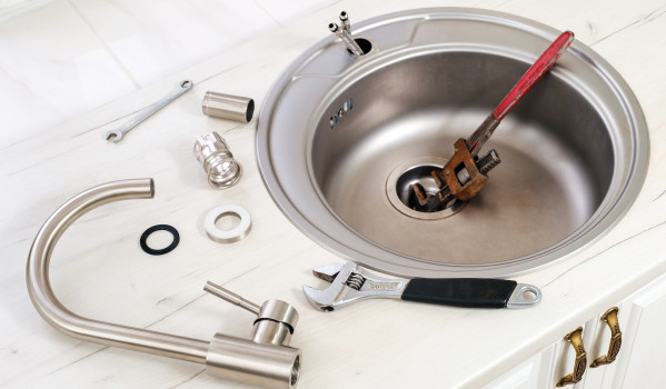 Πώς να ξεβουλώσετε την τάπα στο νιπτήρα;