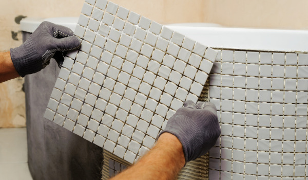 Πώς να επενδύσετε μια γωνιακή μπανιέρα;